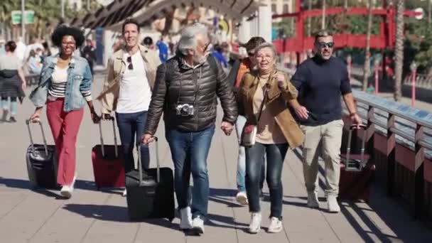 Старший Человек Опаздывает Посадку Вылет Вылет Спешит Группой Туристов — стоковое видео
