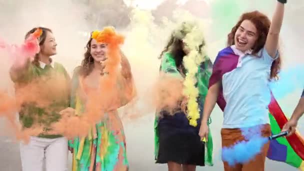 多姿多彩的年轻人在一个欢乐的聚会上与喷出五彩缤纷的浓烟共舞 — 图库视频影像