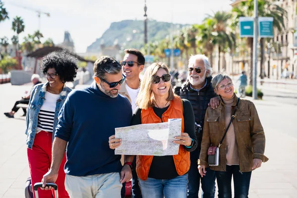 Grupo Turistas Caminando Comprobando Mapa Ciudad Busca Destino Emblemático Fotos De Stock