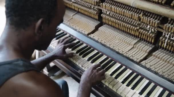 Stary Afroamerykanin Gra Starej Klasycznej Drewnianej Klawiaturze Fortepianu Blues Latin — Wideo stockowe