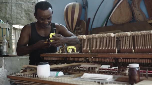 Fabricante Piano Trabajando Reparación Teclado Madera Viejo Taller Instrumentos Musicales — Vídeos de Stock
