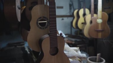 Gitar imalatçısı atölyesi ahşap el yapımı geleneksel telli müzik aletleriyle