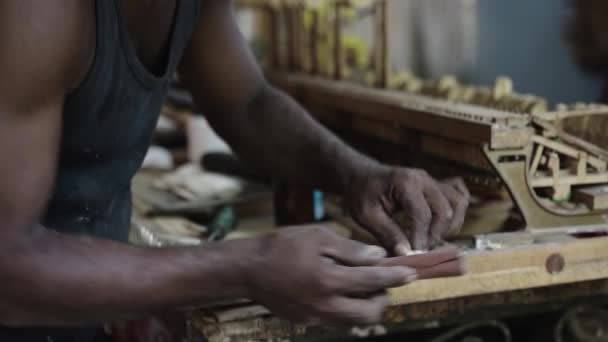 Traditionell Kubansk Hantverkare Som Arbetar Med Musikinstrument Trä Reparerar Gammalt — Stockvideo
