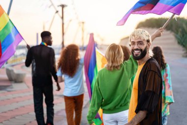 Lgtb onur festivali geçit törenini kutlayan sakallı, gülümseyen gay adamın portresi.