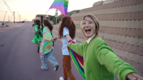 在同性恋友好的男女同性恋 双性恋和变性者自由节期间 亚洲女人与朋友手拉手跑在一起 — 图库视频影像