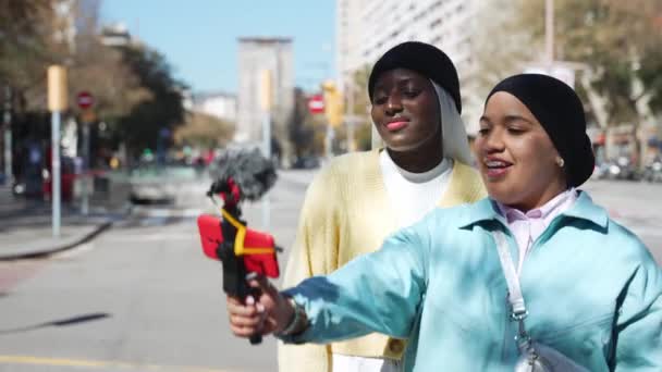 Молодий Мусульманський Підліток Впливає Блогер Друзі Потокового Відео Входу Соціальних — стокове відео
