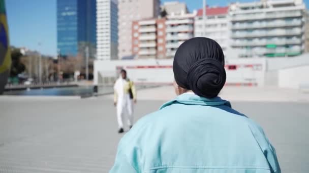 Дві Мусульманські Жінки Друзі Обіймають Один Одного Місті Зустрічаються Обіймаються — стокове відео