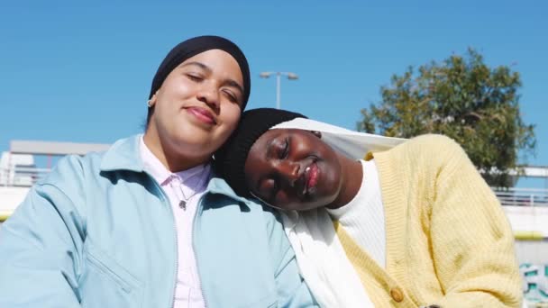 Jóvenes Amigas Musulmanas Vinculándose Con Amor Amistad — Vídeos de Stock