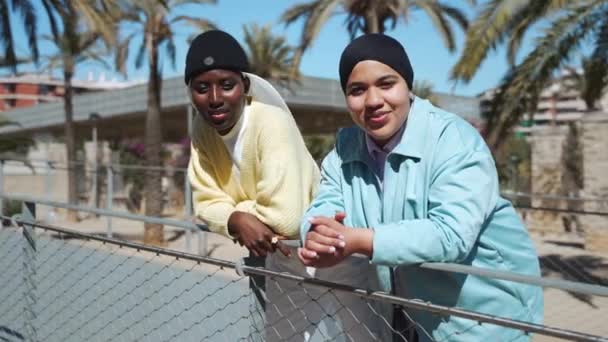Teman Teman Gadis Muslim Muda Bersenang Senang Kota Trendy Influencers — Stok Video