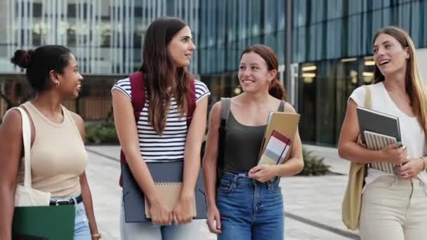 Üniversite Binasının Önünde Yürüyen Spanyol Kız Arkadaşlar Telifsiz Stok Çekim
