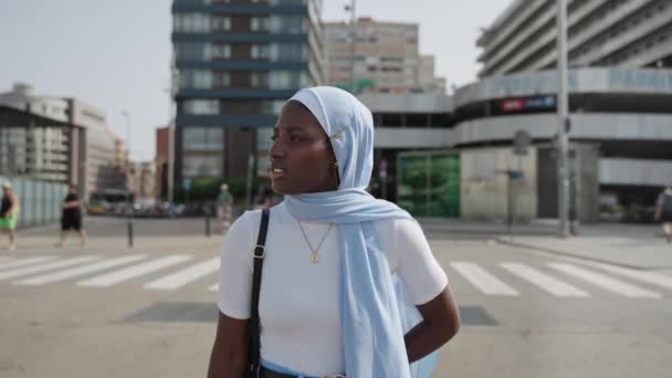Donna Musulmana Africana Che Cammina Nella Moderna Città Urbana Ragazza Video Stock