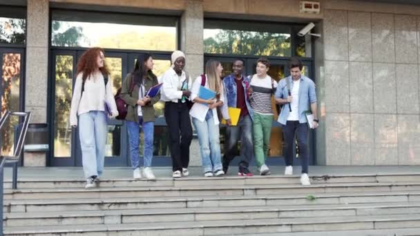 Dersten Sonra Üniversite Merdivenlerinde Yürüyen Öğrenciler Gülümseyen Insanlar Küresel Çeşitlilik — Stok video