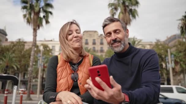 Ζευγάρι Φίλοι Κάθονται Μαζί Χρησιμοποιώντας Κινητό Τηλέφωνο Για Μοιραστούν Περιεχόμενο Πλάνα Αρχείου