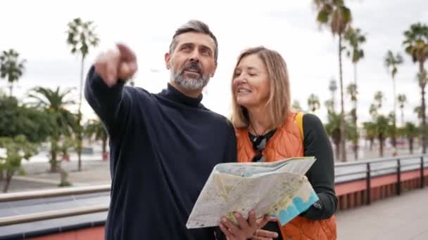 Para Turystyczna Podróżująca Razem Poszukująca Zabytku Ulicy Miasta Mapą — Wideo stockowe
