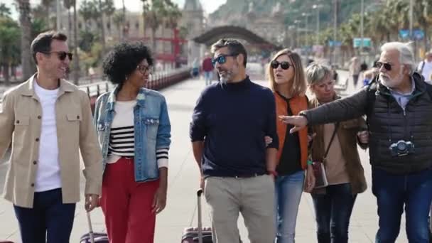 Gruppe Befreundeter Touristen Mit Koffern Die Der Stadt Fuß Zum — Stockvideo