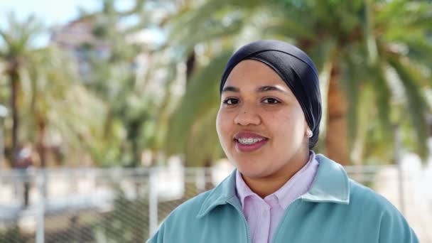 Retrato Jovem Menina Árabe Sorridente Moderna Usando Lenço Cabeça Muçulmano Vídeo De Stock
