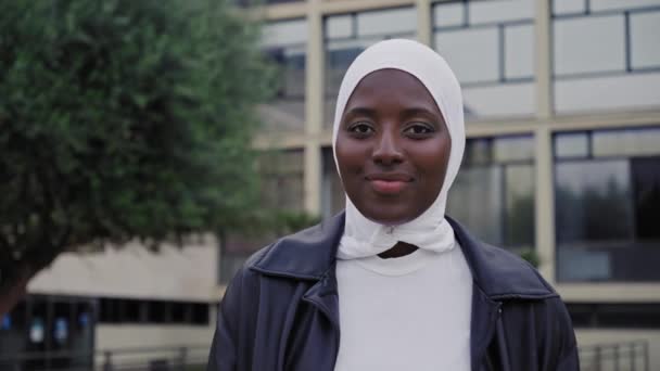 Portré Fiatal Modern Muszlim Visel Hidzsáb Fejkendő Városban Egyetem Afrikai Stock Videó