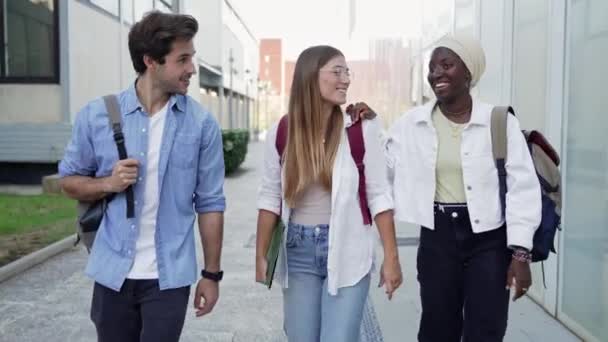 Веселі Студенти Коледжу Друзі Розмовляють Ходять Університетську Школу — стокове відео