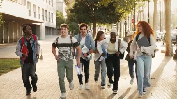 Grupo Estudantes Correndo Rua Indo Para Escola Universitária Celebrando Formatura Vídeo De Stock Royalty-Free