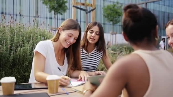 Gelukkig Vrouwelijke Universiteitsstudenten Team Leren Samenwerken — Stockvideo