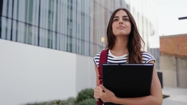 Натхненна Студентська Жінка Виходить Межі Будівлі Університету Економіки Ділового Адміністрування — стокове відео