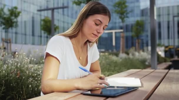 Inspirált Szőke Tanul Jegyzeteket Egyetemen Student Girl Thinking Working Tablet Videóklipek