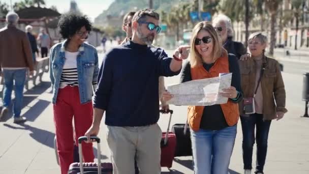 Családi Turista Barátok Csoportja Akik Együtt Utaznak Sétálnak Ellenőrzik Várostérképet Stock Videó