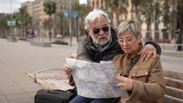 可爱的资深情侣在游览欧洲城镇时带着城市地图观光旅游 免版税图库视频片段