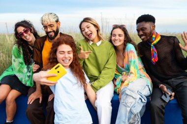 Bir grup trend genci birlikte selfie çekiyorlar.