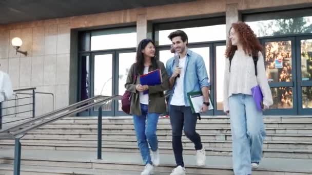 Amigos Universitarios Hablando Caminando Escuela Universitaria — Vídeos de Stock
