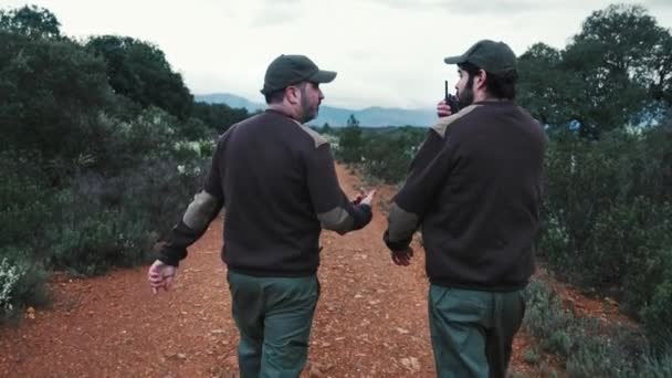Forester Telsizle Konuşuyor Ulusal Park Çevre Korumasını Akşam Karanlığında Izliyor — Stok video