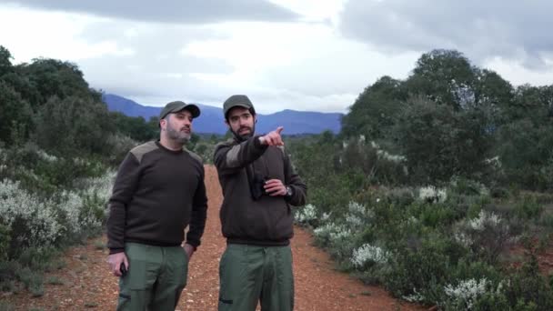 Ομάδα Του Park Rangers Παρακολούθηση Wildlife Bush Πυρκαγιές Κιάλια Και Βίντεο Κλιπ