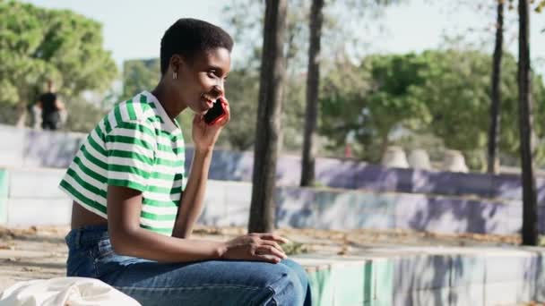 Donna Africana Seduta Parlare Cellulare Una Splendida Giornata Sole Nel Filmato Stock