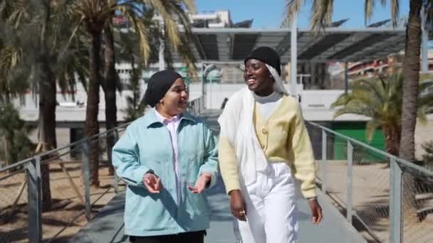 Jóvenes Amigas Musulmanas Caminando Por Ciudad Medio Oriente — Vídeos de Stock
