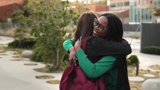 Afrikanerin Umarmt Mädchen Mit Liebe Und Gefühl Zwei Glückliche Freundinnen Stock-Filmmaterial
