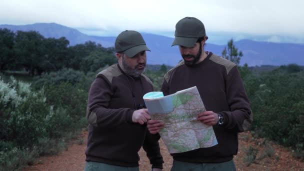 Forester Rural Ranger Berbicara Walkie Talkie Radio Memeriksa Peta Jalan — Stok Video