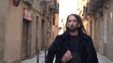Transeksüel travesti adam Avrupa Barselona sokaklarında yürüyor. Gay LGBT insanları
