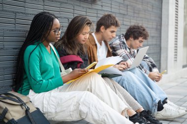 Üniversite sınavlarına odaklanan ve öğrenim gören çok ırklı bir grup genç öğrenci
