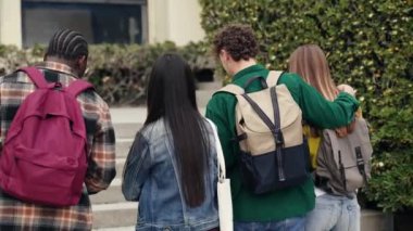  Bir grup öğrenci sınıfa başlamak için üniversiteye gidiyor.