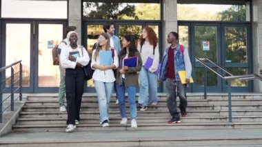 Üniversitedeki sınavlardan sonra bir grup uluslararası öğrenci eğleniyor. 