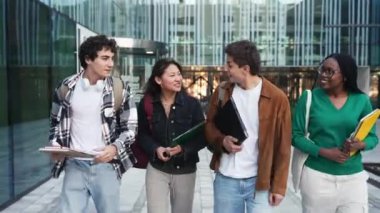 Konferanslardan sonra evlerine dönen bir grup genç üniversite öğrencisi 