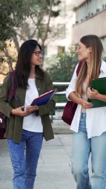 Mutlu kolej kız arkadaşları konuşuyor ve Üniversite 'ye yürüyor. Çeşitli Asya ve Amerikan Gençliği
