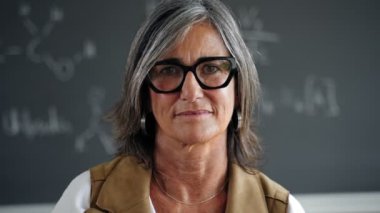 Gülümseyen Kıdemli Bayan Öğretmen 'in Portresi - Bilim ve Teknoloji Üniversitesi Kadın Profesörü kameraya bakıyor