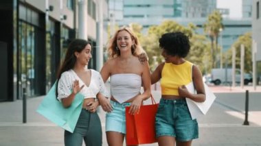 Kızlar yaz tatillerinde alışveriş yapar ve şehirde yürürler. Üç çok ırklı kadın hafta sonu eğleniyor.