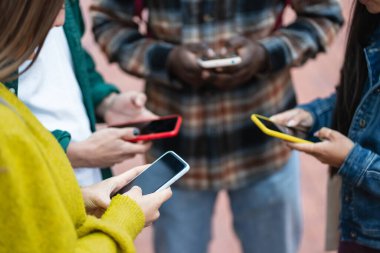 Online cep telefonu uygulamasını birlikte kullanan bir grup genç.
