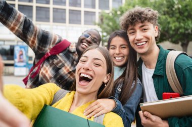 Mutlu üniversite öğrencileri kampüste fotoğraf çektirip sosyal medyada akademik dersi kutluyorlar.