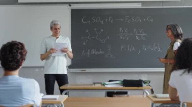 İspanyol öğrenci lise sınıf arkadaşlarına ve öğretmenlerine sunum yapan bir proje sunuyor.