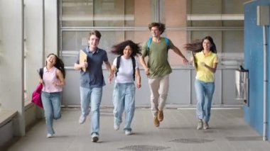 Sınavlar ve dersler bittikten sonra okula koşan bir grup mutlu lise öğrencisi