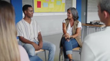 Afrikalı Amerikalı öğrenci öğretmen ve sınıf arkadaşlarıyla konuşuyor - Eğitimde grup tartışması