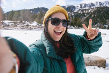 Genç İspanyol Güzel Kadın Kış Dağlarında Selfie Çekerken Kameraya Gülümsüyor